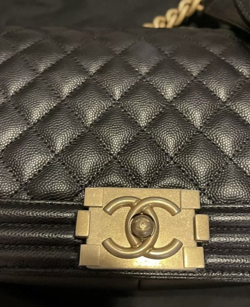 Chanel Medium Boy Bag - Black / Gold