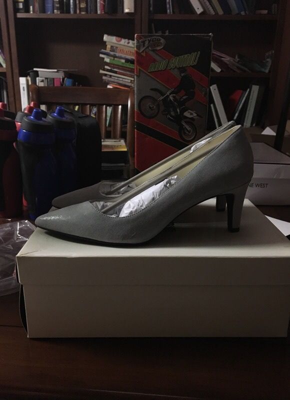 Anne Klein Gray Reptile Dress shoes 8 1/2 med