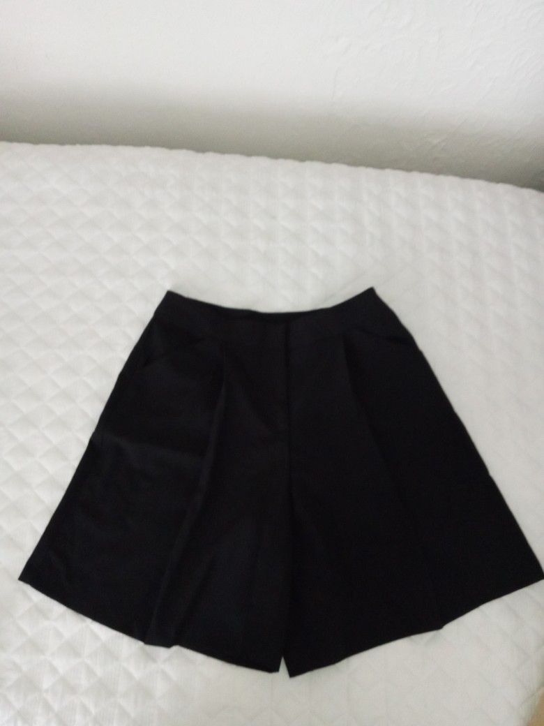 BLACK PLEATED DRESS  SHORTS SIZE MEDIUM⏬⏬⏬