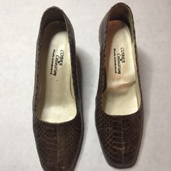 Woman Snake Skin Shoes, Brown. Size 8... Practically new