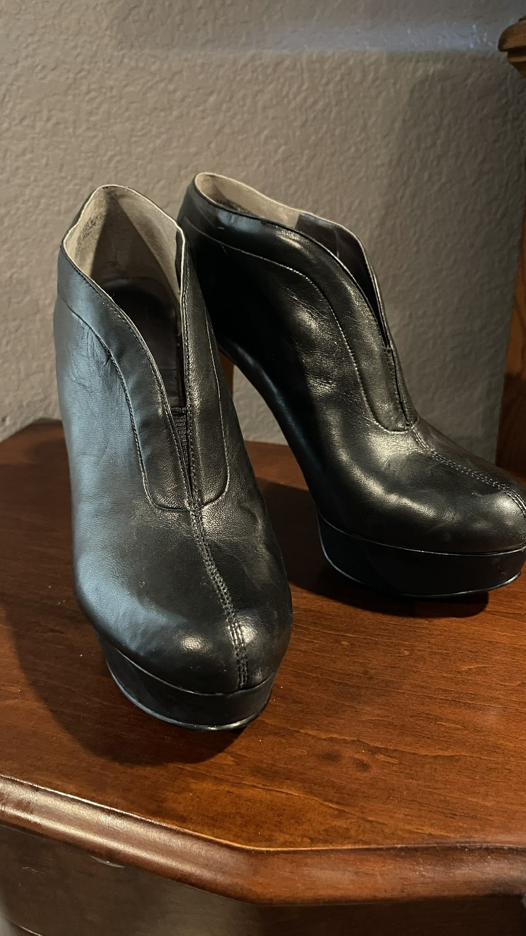 Nine West Gracious Black Leather Upper low shaft womens Booties/Heels size 6
