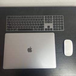 15-inch Macbook Pro 2019 + Apple keyboard & Magic mouse