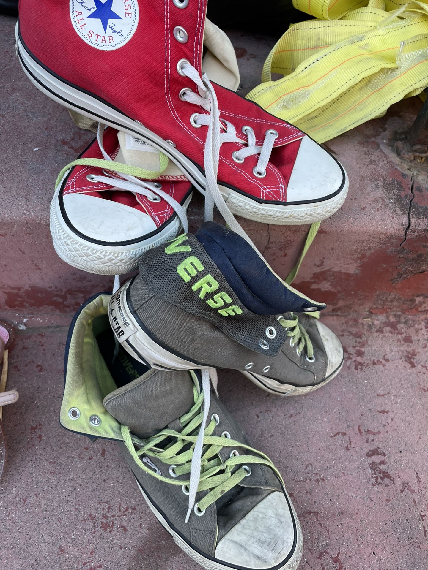 Men converse