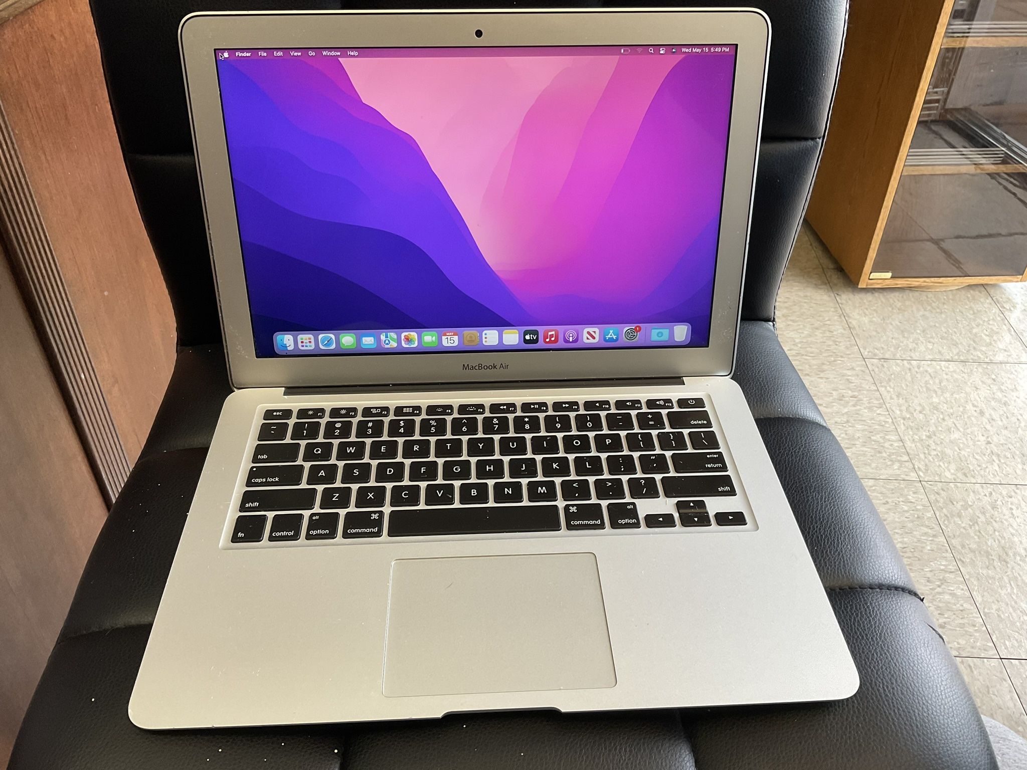 Macbook Air 13 inches - Mac OS Monterey