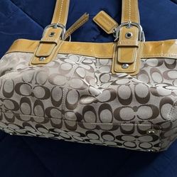 It’s Its A Beautiful Big Coach Bag It’s Barely Used 