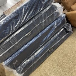 We'll find your perfect mattress, with our premium selection—shop Stearns & Foster, Tempur-Pedic & Sealy now.