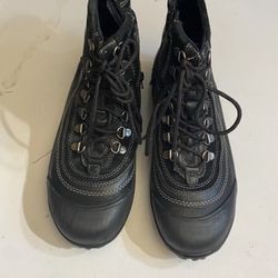 Ladies 7.5 Clark’s Muckers Ankle Boots