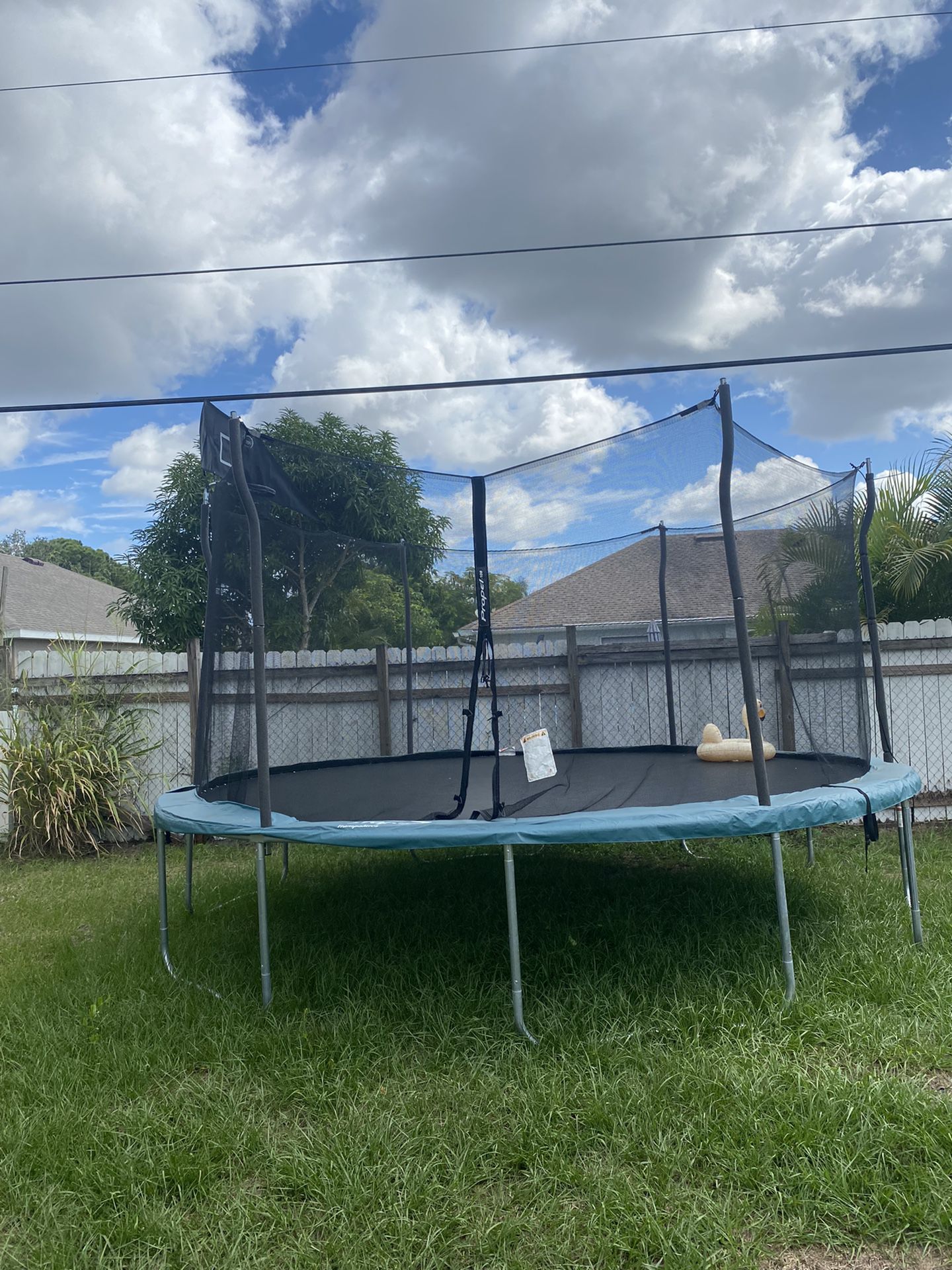 15 Ft Trampoline With Enclosure 