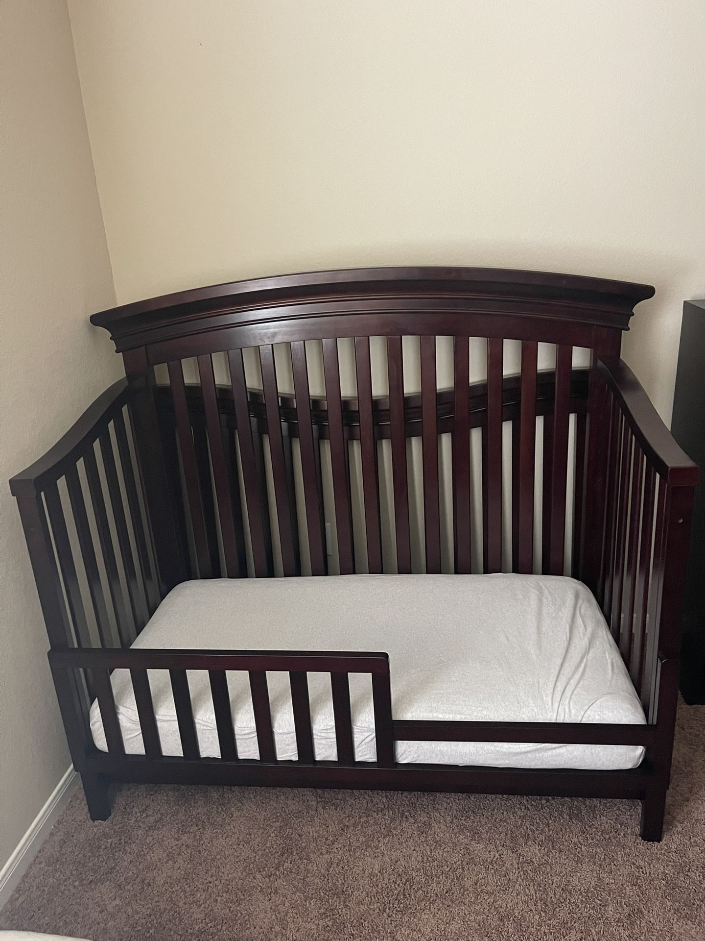 Sorelle Convertible Crib, Dresser & Glider with Ottoman