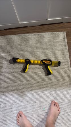Kid‘s yellow nurfgun