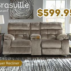 New loveseat Pwr Double Recliner With ConsoFrom