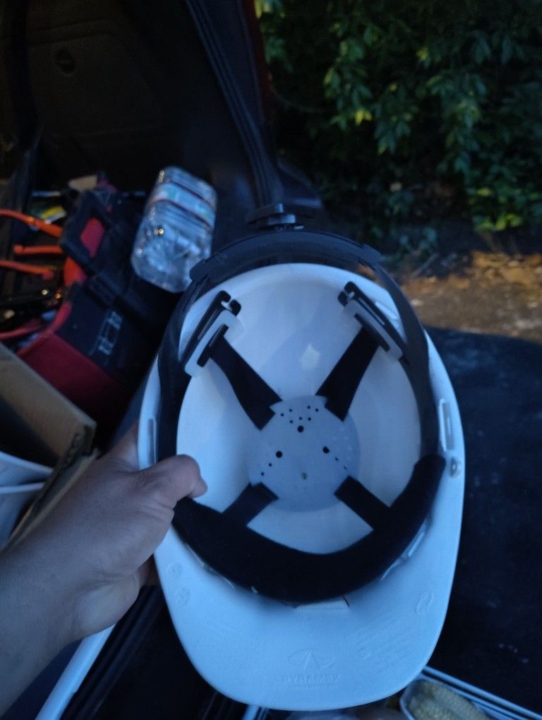 Ocho Cascos De Construcción