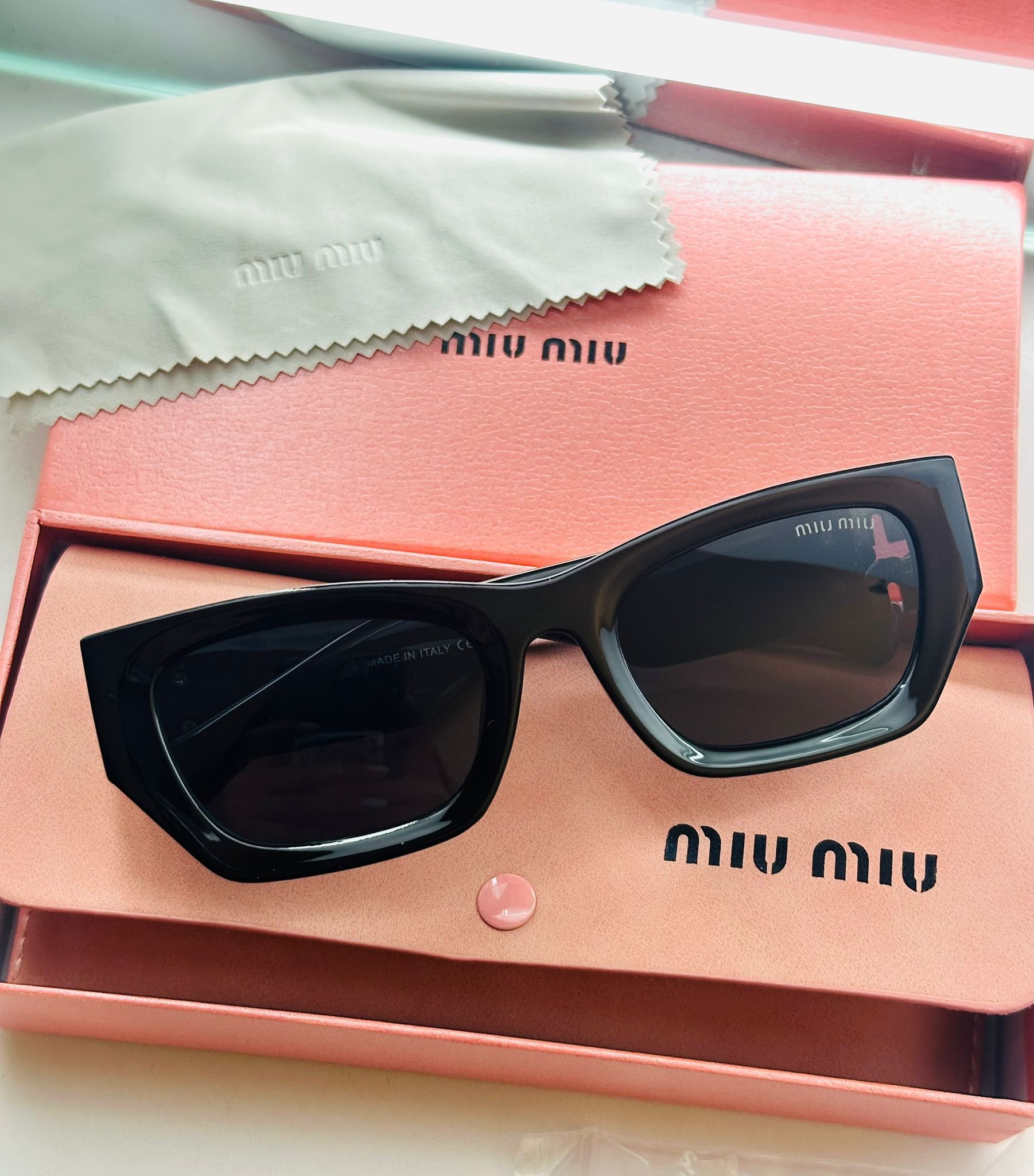 Sunglasses miu