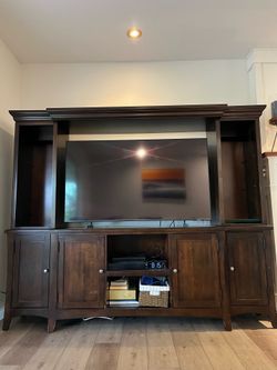 Entertainment center/media cabinet