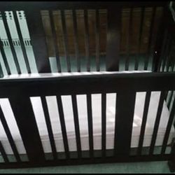 baby crib that converts to toddler bed great condition 54x30 and 35 height