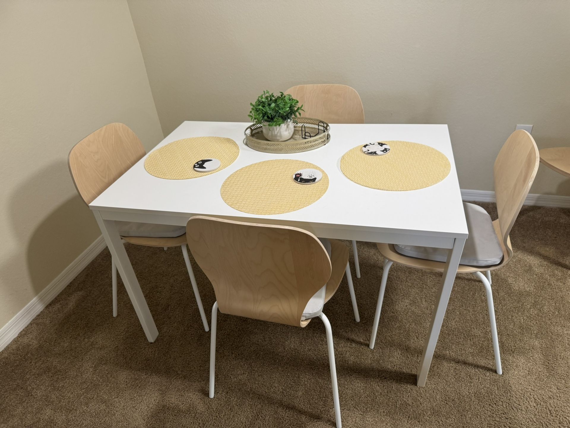 Extendable Table & 4 Chairs