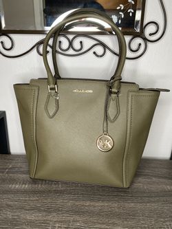 Purse Michael Kors Large Tote With Wallet And Clutch 3 Piece Set for Sale  in Eddington, PA - OfferUp