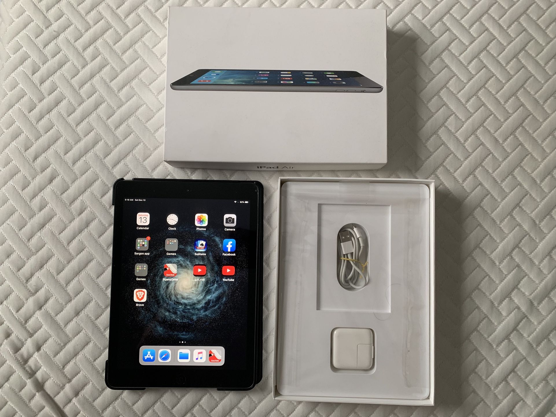 Apple iPad Air 1 model number MD786LL/A Wi-Fi 32GB Space Gray super great condition almost new