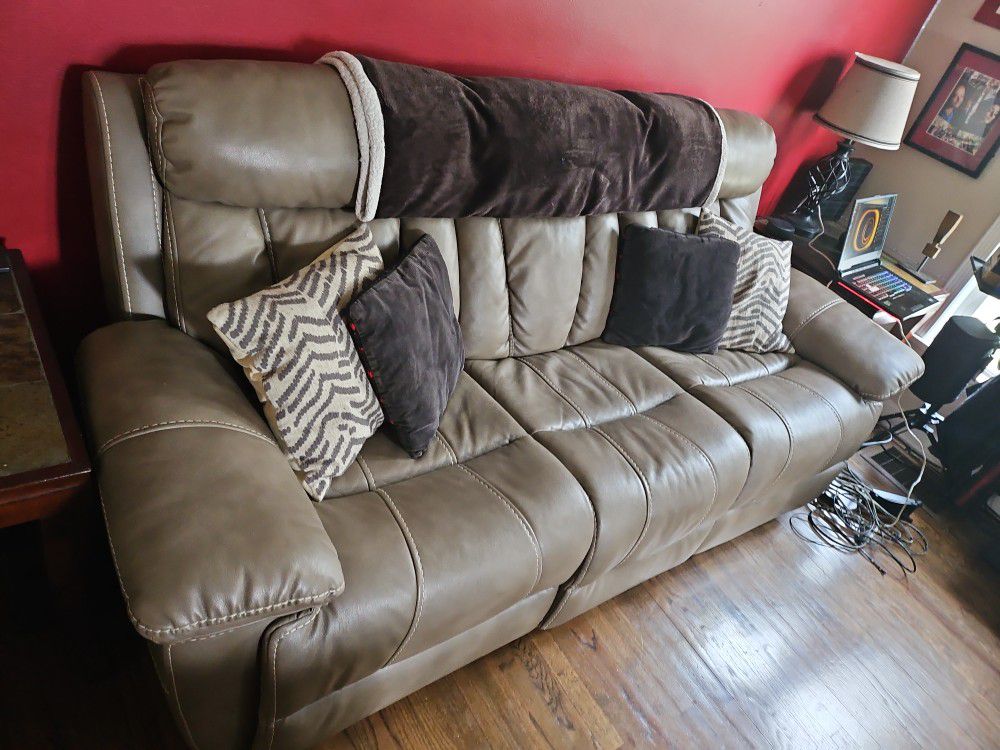 8 Piece Leather Couch Recliner Set With tables And lamps!! 