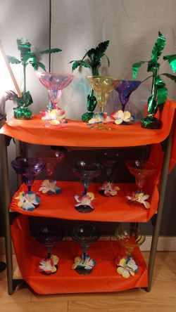 15.9 oz margarita glasses decorated with removable hibiscus flowers,