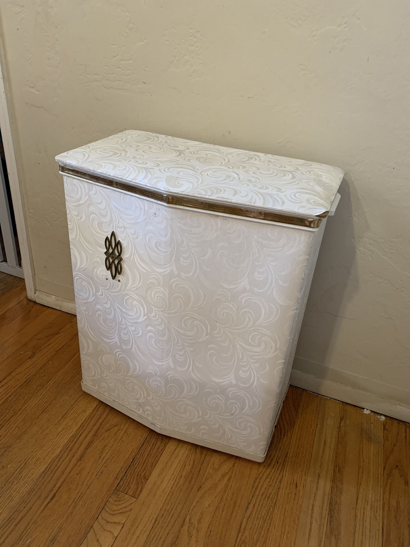 PEARL-WICK vintage Laundry Hamper Emblem