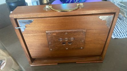 Deluxe Superbrass Shruti Box in Full Teakwood. Superb deep sound! 13 Teakwood stoppers and Teak base supports. 440 Hz, C Octave. All brass fittings.