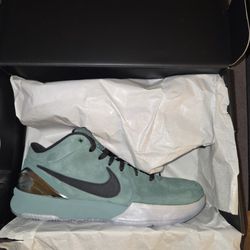 Kobe 4 Girl Dad Size 9.5 