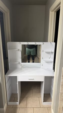 Vanity With 2 Outlets And 2 USB Plug Ins
