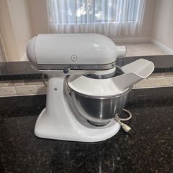 WORKING VINTAGE KITCHENAID MIXER - 10 SPEED - COMES WITH BOWL & BEATER ATTACHMENT