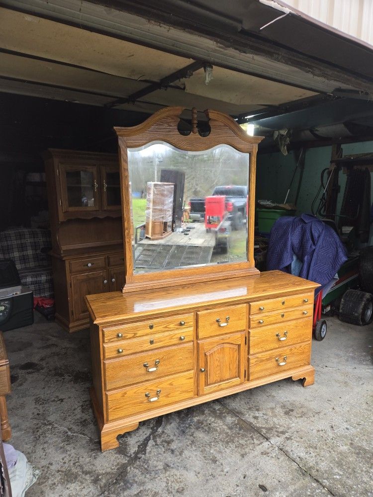 Dresser With Mirror 