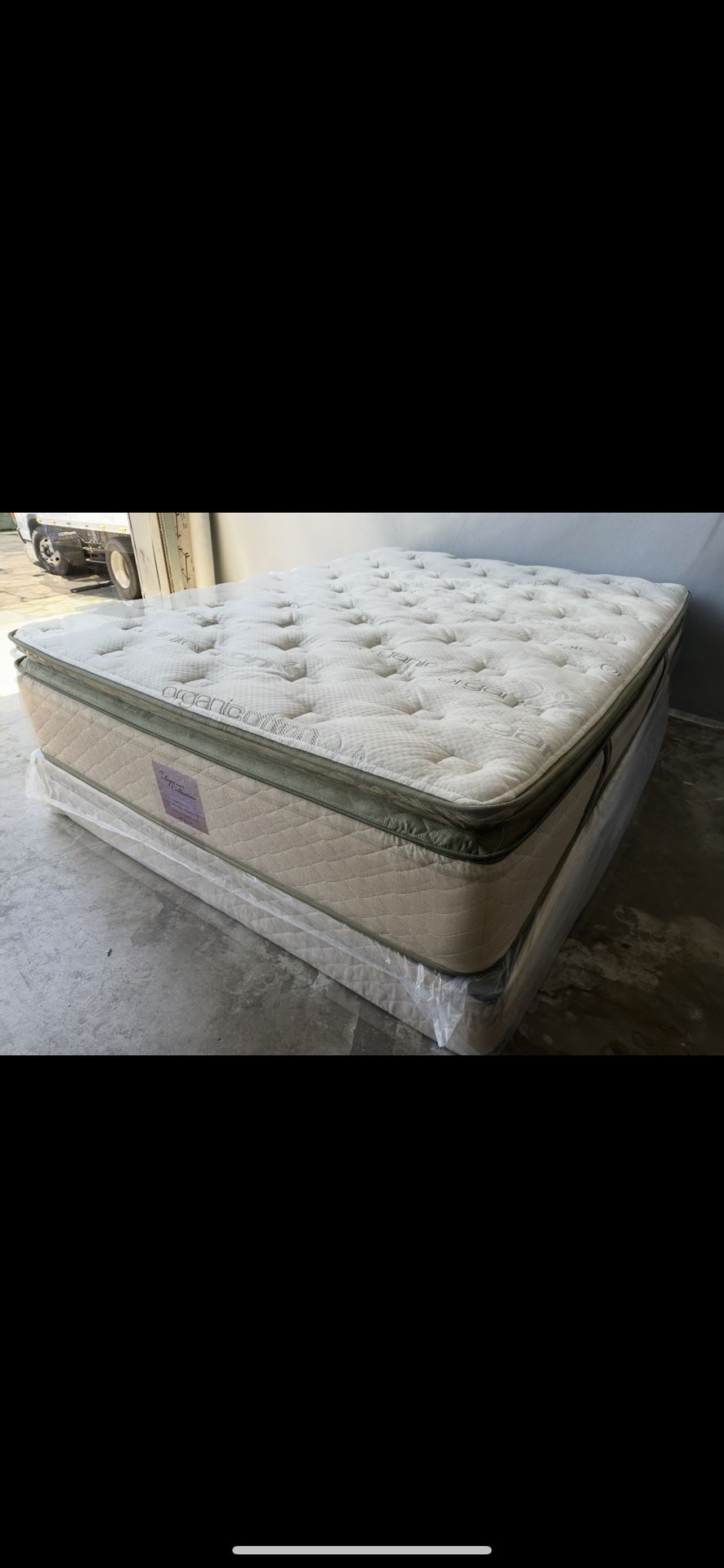 Queen Size 14in Organic Hybrid Gel Pillowtop Mattress