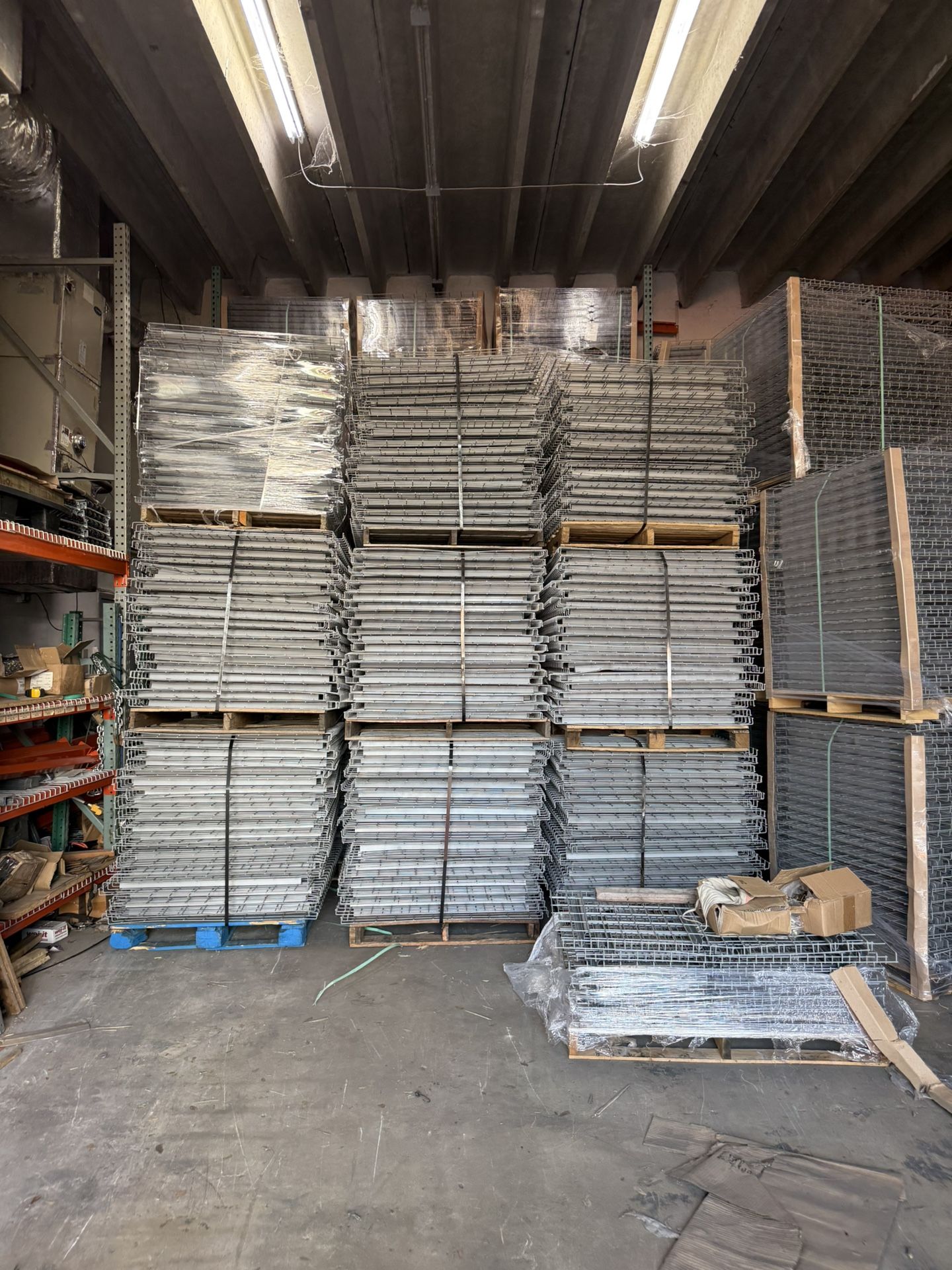 Industrial Teardrop Pallet Racks Used Wire Decking