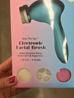 NWT Electronic Facial Brush With 4 Heads