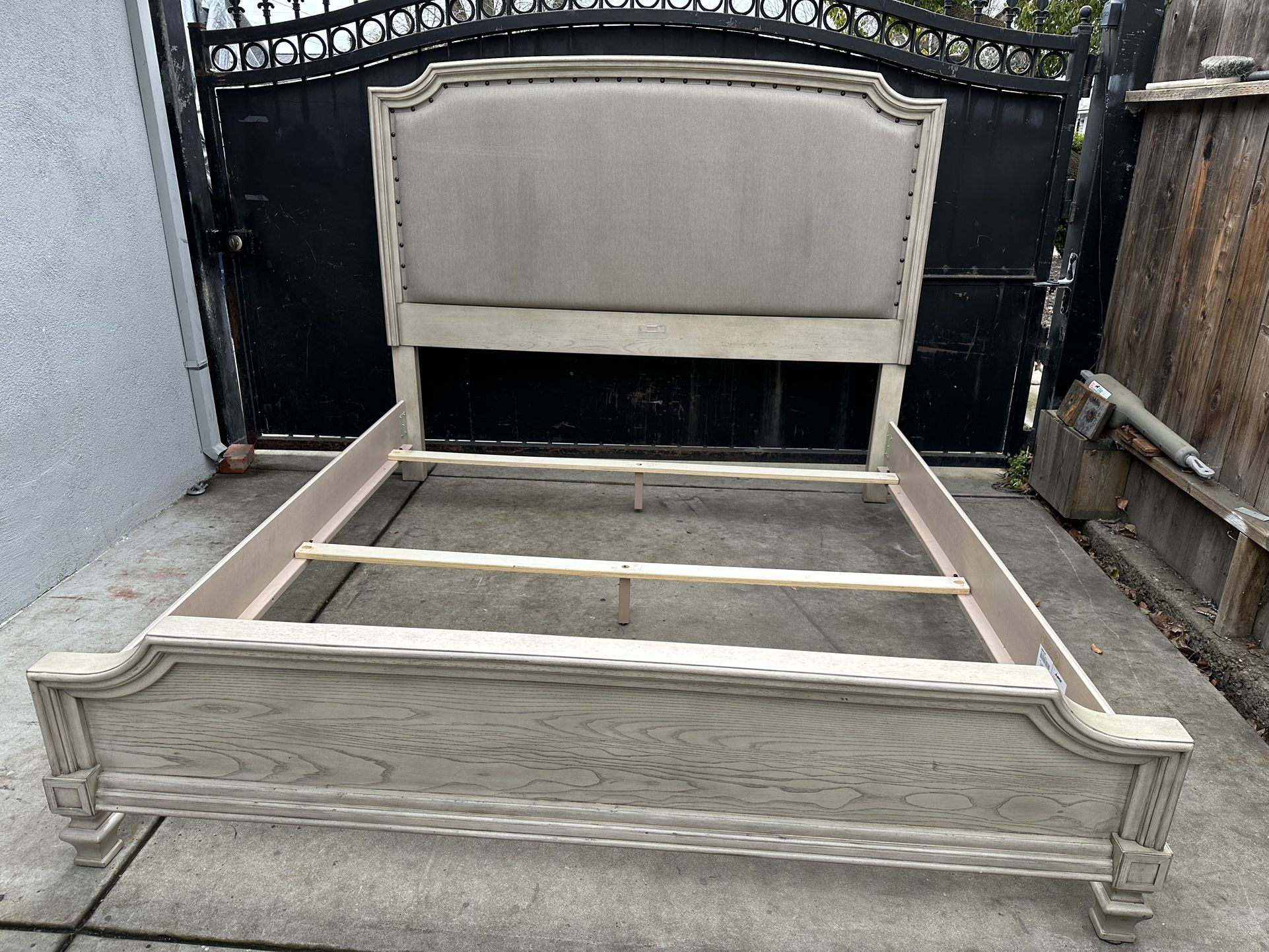 Gorgeous King Bed Frame With 2 Box Springs