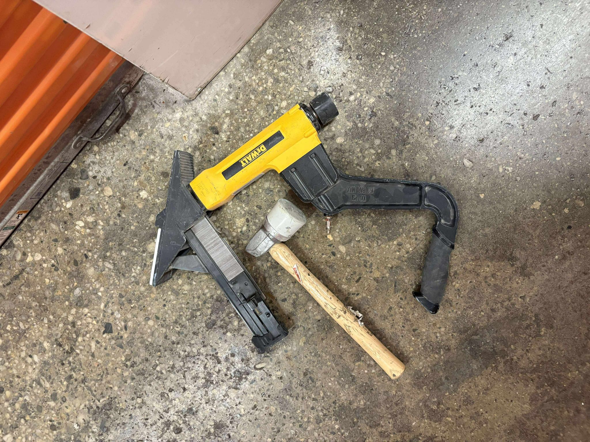 DEWALT 2-in-1 Flooring Tool, model DWFP12569