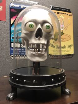Animated Talking Skull Under Glass
