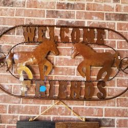 METAL WELCOME FRIENDS SIGN. Yard Art. Clay Pots, Planters,Plants $50 cada uno.