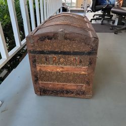 Antique traveler's chest