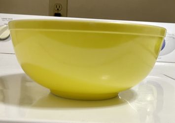 Vintage Lg. Yellow Pyrex Bowl