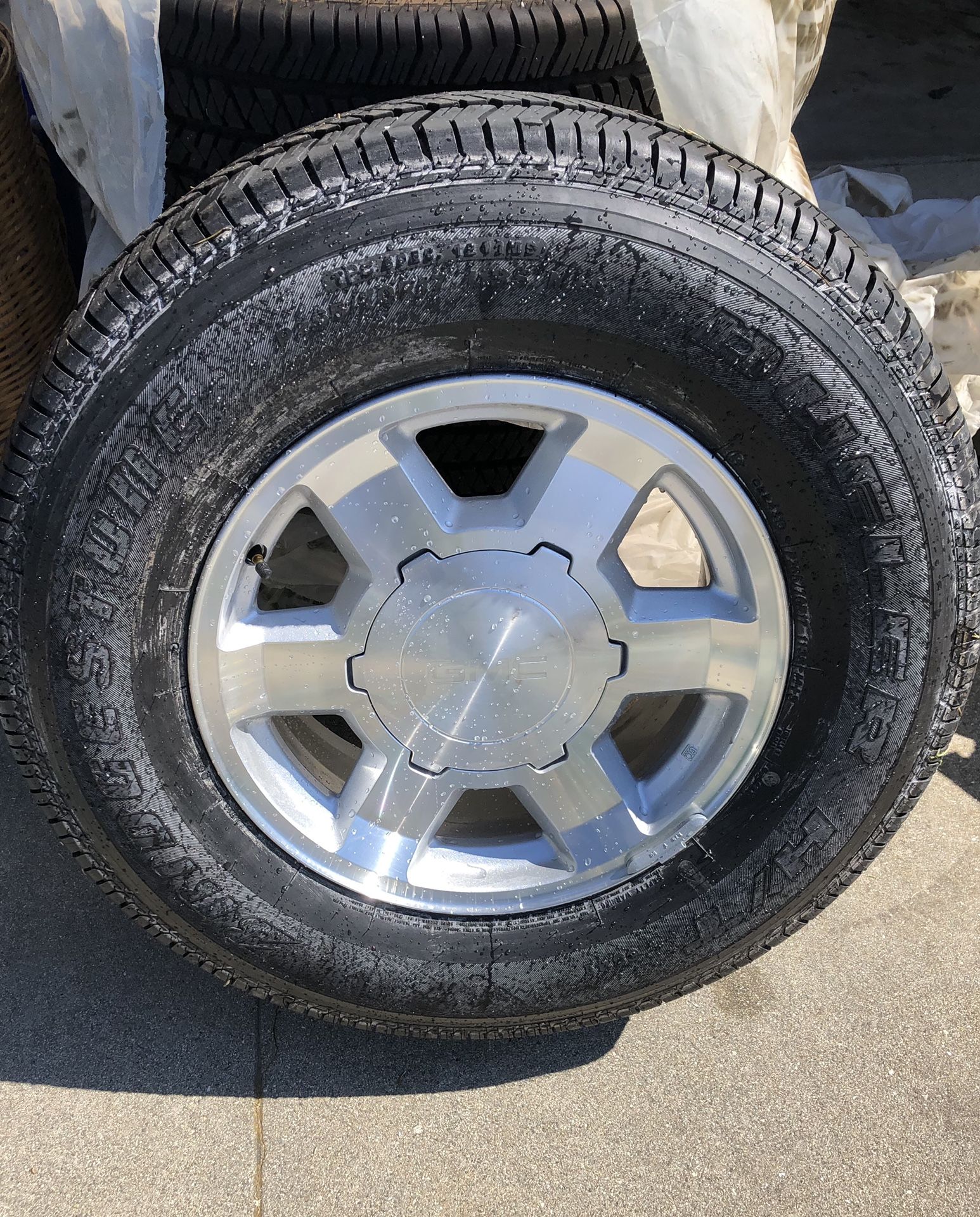 2005 Stock GMC Yukon 17 inch Tire and Wheel for Sale in Culver City, CA