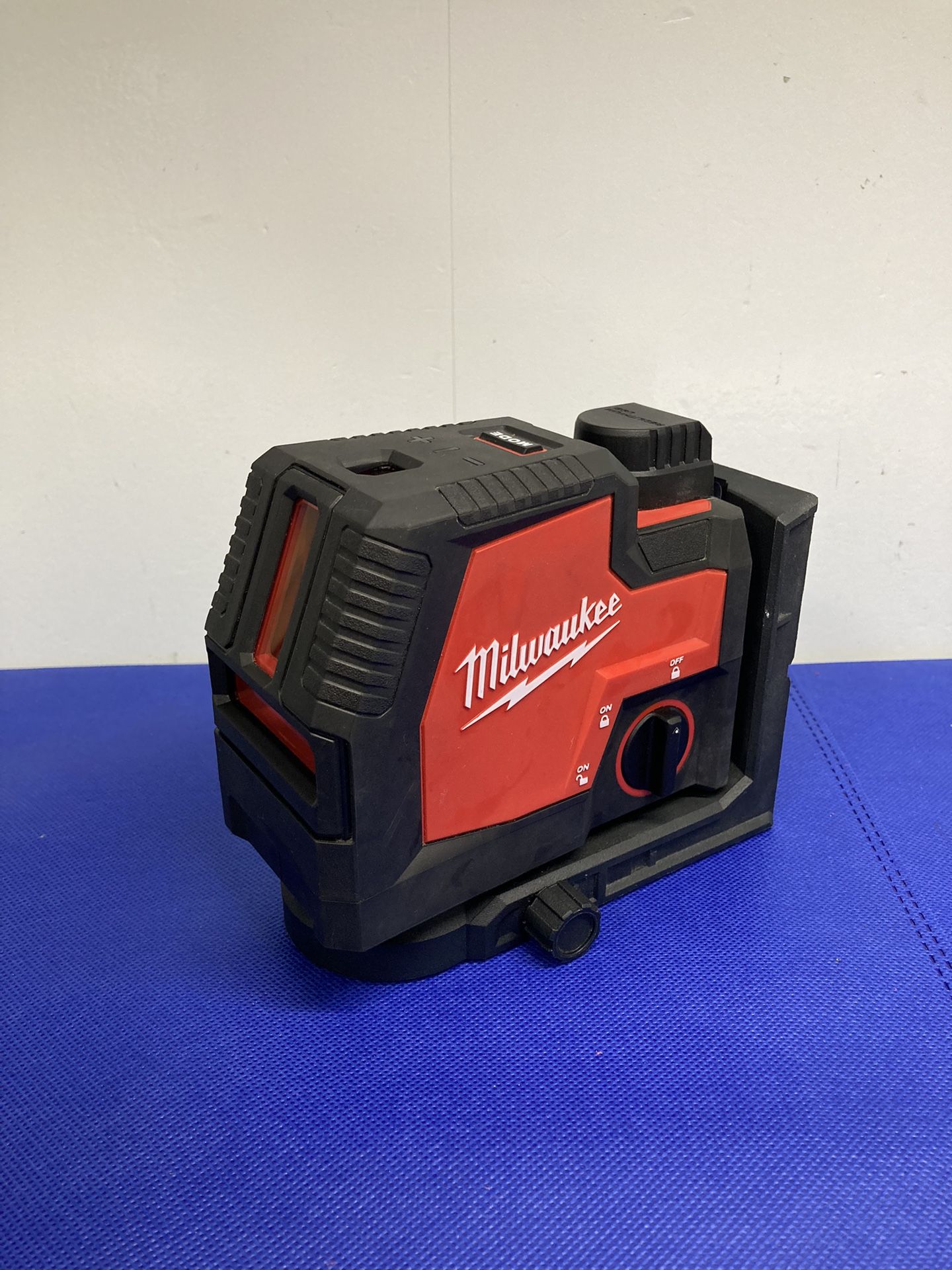 Milwaukee Green 100 ft. Cross Line and Plumb Points Rechargeable Laser