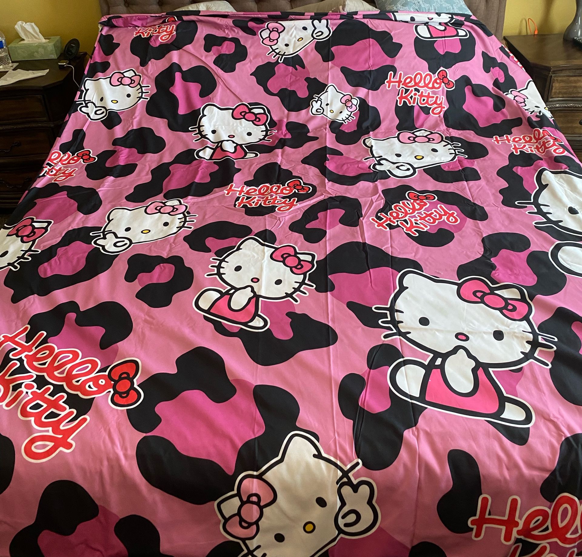 Hello Kitty Zip light Comforter w/2 Pillow Cases -FULL