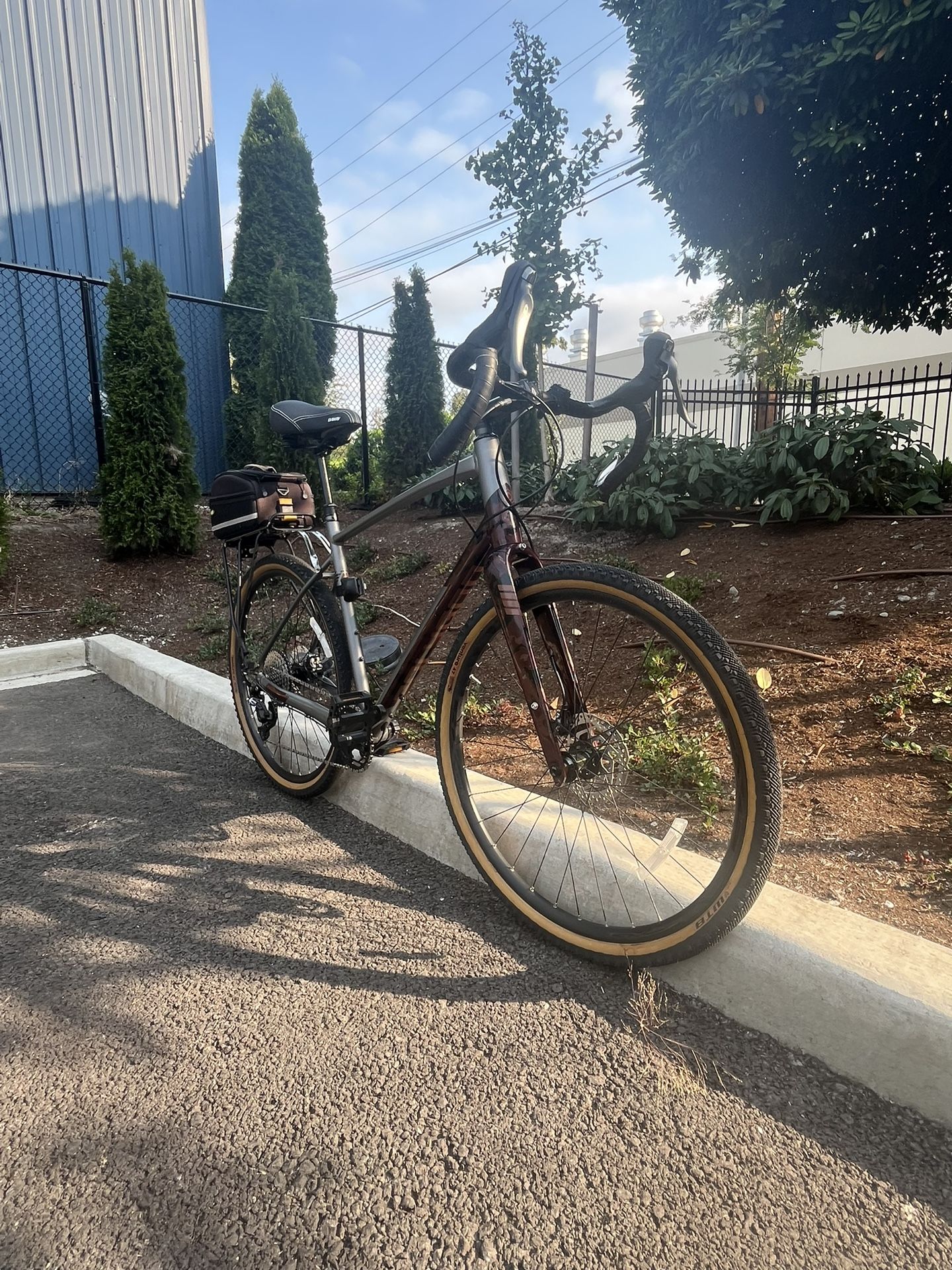 Gravel Bike – Hydraulic Disc Brakes, Carbon Fork, GRX Groupset with 54/55cm Frame