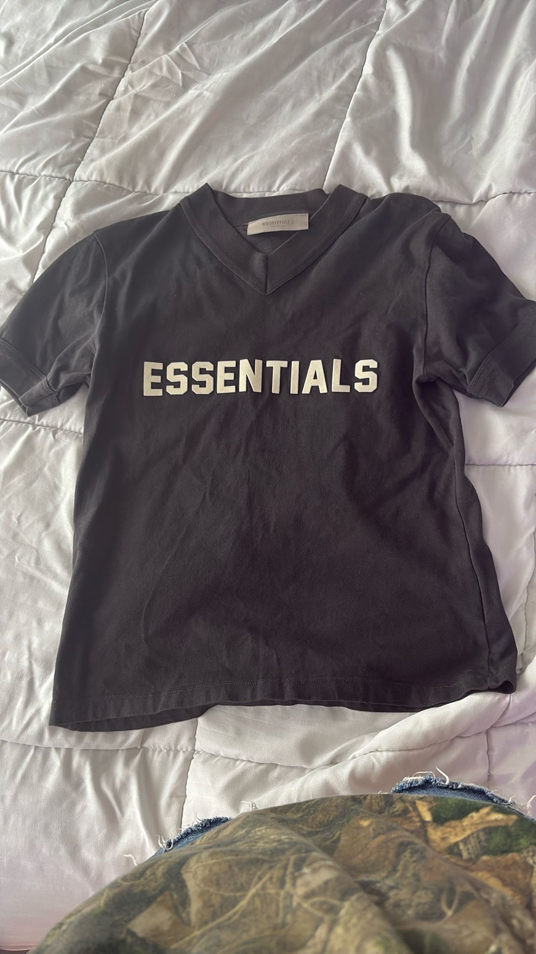 Essentials V-neck Shirt Short-sleeve