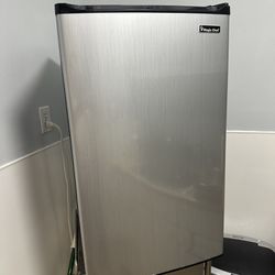 Mini Refrigerator Magic Chef