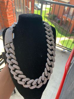 Beautiful iced out heavy thick 22in Cuban link chain
