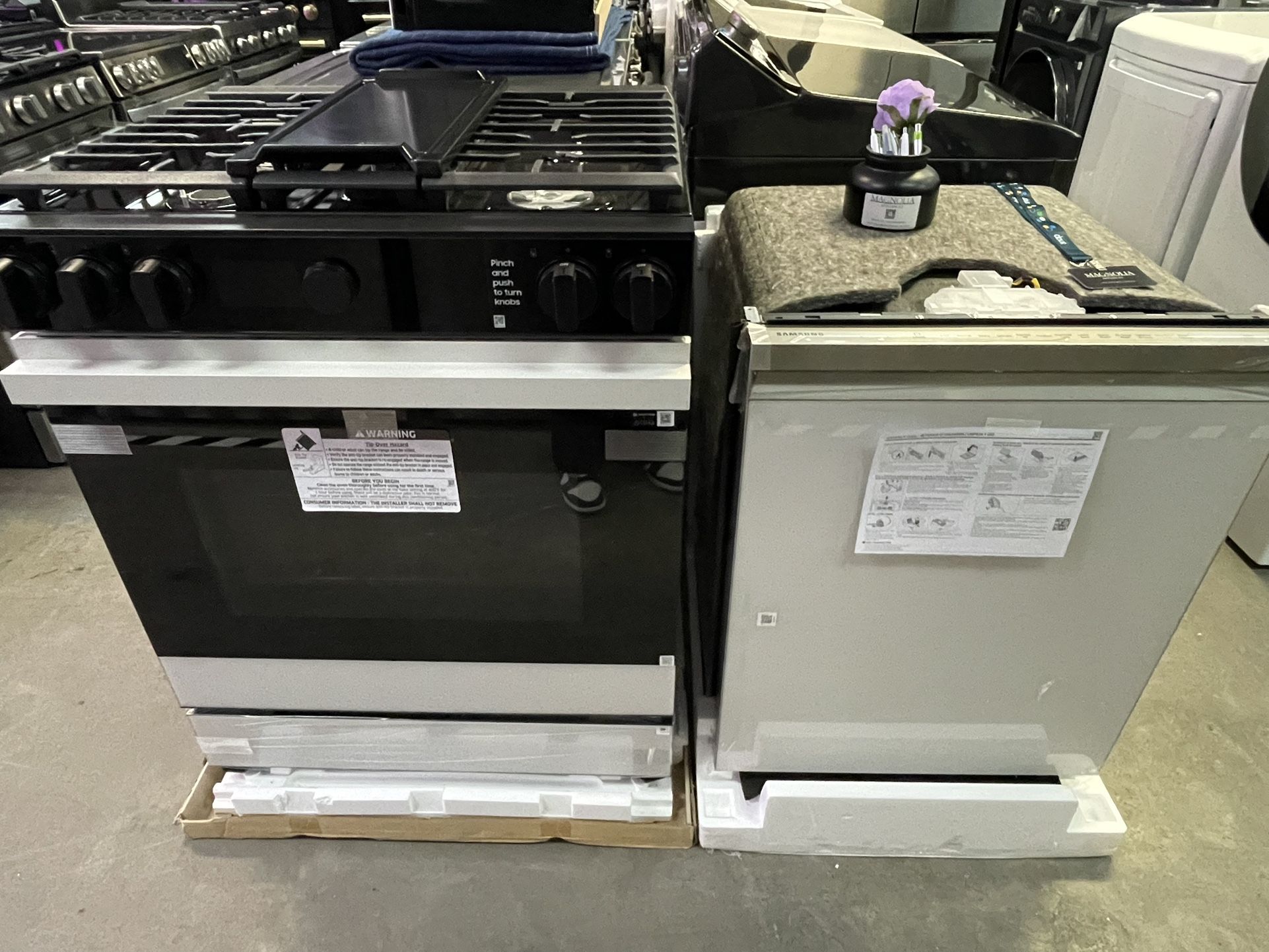 Samsung Bespoke 2 Pc Kitchen Bundle - 30” Gas Slide In And Dishwasher In White Glass