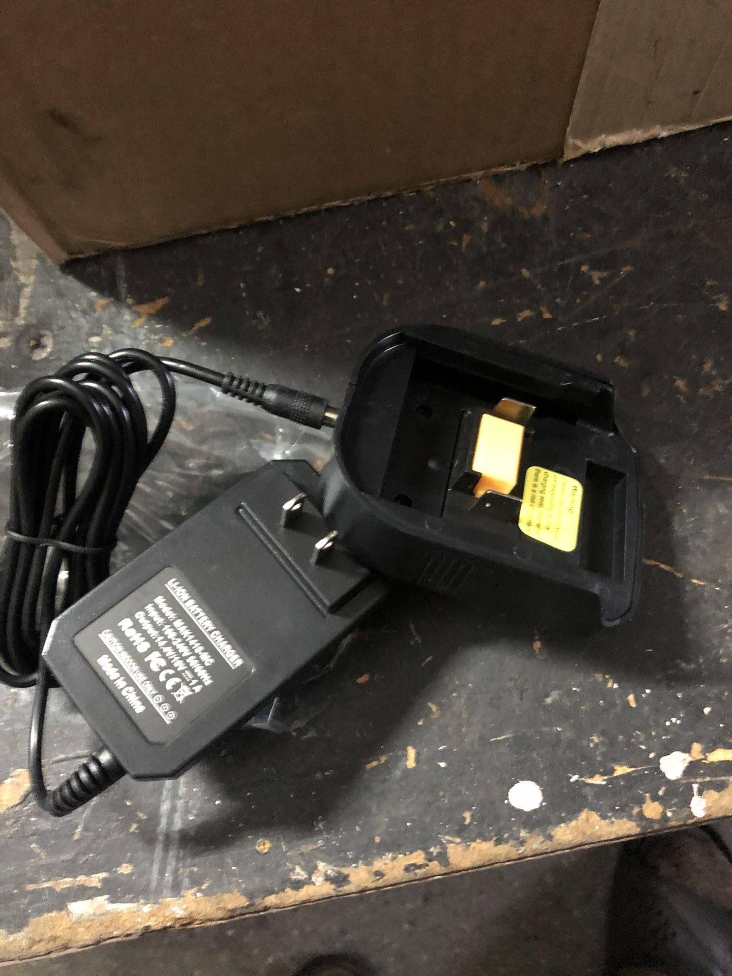MAKITA 18 V CHARGER
