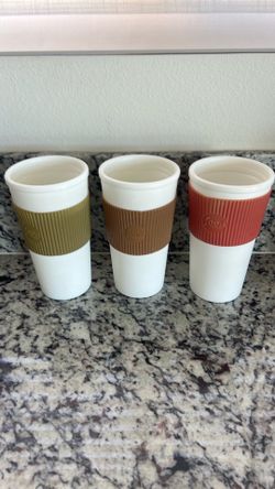3-Piece Plastic Cup Set – Like New Condition