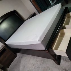 Queen Size Bed With Memori Foam Mattress And Two Nightstands 